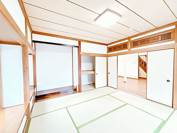 【リフォーム済】階和室別角度の写真です。クロス張替え、照明交換、襖障子張り替え、畳表替えを致しました。イグサの良いにおいがする空間に生まれ変わります。