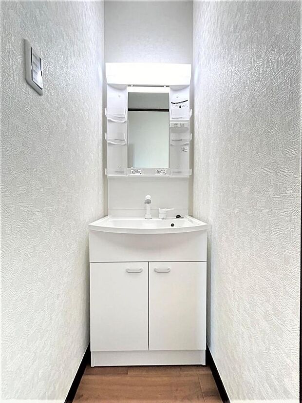 【リフォーム完成済み】二階洗面台は交換済み。二階洗面は鏡付きのため身だしなみチェックや歯ブラシにも便利です。