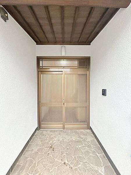 【内外装リフォーム済】玄関外部の様子です。鍵交換、ドアクリーニングをいたします。雨除けがあるので雨の日でもゆっくり支度や荷下ろしができます。
