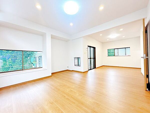 【内外装リフォーム済】リビングの別角度です。フローリング重ね張り、照明交換、クロスの張替えを致します。大きな窓があるので日当たりが良く、自然の光でリビングが明るい印象になります。