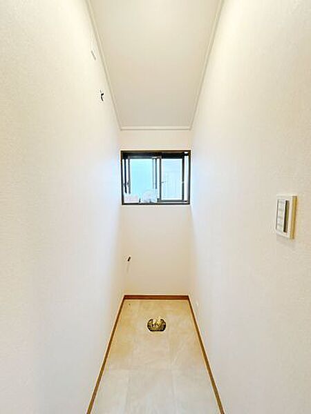 【内外装リフォーム済】】1階トイレの様子です。トイレは新品交換いたします。2階にもトイレがあるので、忙しい朝の時間も慌てず使えそうですね。