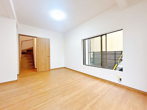 【内外装リフォーム済】1階旧和室の別角度の様子です。間取り変更工事を行い、洋室に変更いたします。床フローリング重ね張り、クロス張替え、照明交換を致します。クローゼット収納も新設いたしま…