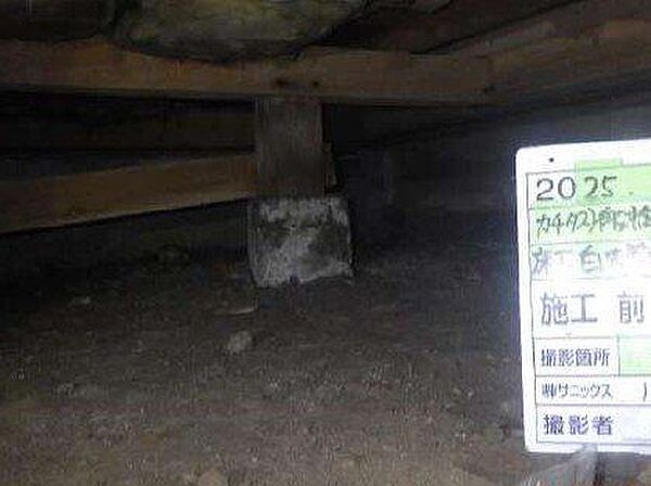 【床下】中古住宅の3大リスクである、雨漏り、主要構造部分の欠陥や腐食、給排水管の漏水や故障を2年間保証します。その前提で床下まで確認の上でリフォームし、シロアリの被害調査と防除工事もおこないます。