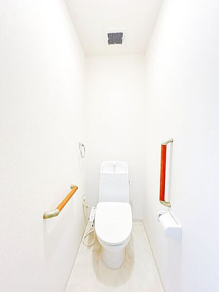 【内外装リフォーム完成】トイレは温水洗浄機能付きに新品交換しました。キズや汚れが付きにくい加工が施してあるのでお手入れが簡単です。直接肌に触れるトイレは新品が嬉しいですよね