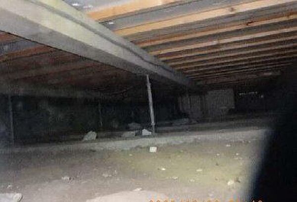 【床下同仕様写真】中古住宅の3大リスクである、雨漏り、主要構造部分の欠陥や腐食、給排水管の漏水や故障を2年間保証します。その前提で床下まで確認の上でリフォームし、シロアリの被害調査と防除工事もおこな…