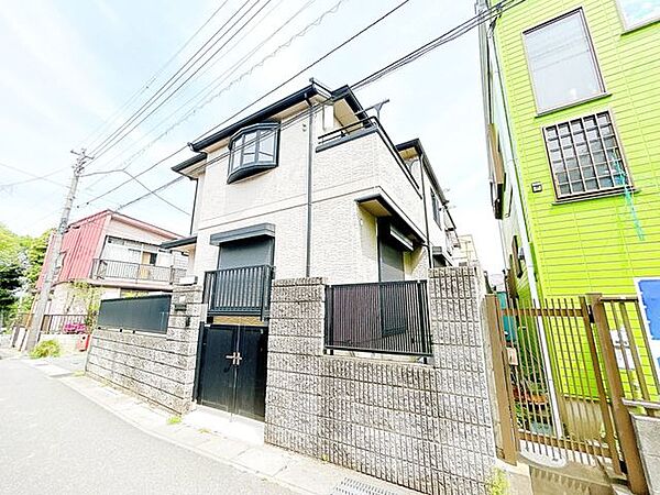 【内外装リフォーム完成】外観別角度の様子。立派な印象の邸宅です。
