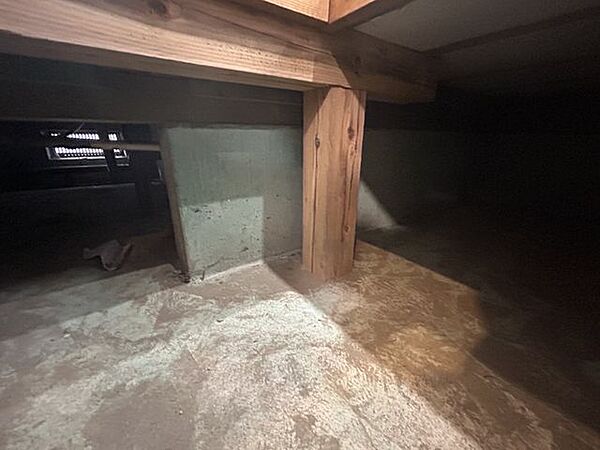 【床下】中古住宅の3大リスクである、雨漏り、主要構造部分の欠陥や腐食、給排水管の漏水や故障を2年間保証します。その前提で床下まで確認の上でリフォームし、シロアリの被害調査と防除工事もおこないます。