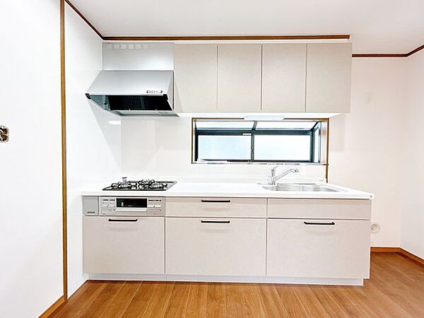 【内外装リフォーム済み】キッチンは新品に交換します。引出には一升瓶や寸胴鍋など背の高いものも収納できます。天板は熱や傷にも強い人工大理石仕様なので、毎日のお手入れが簡単です。