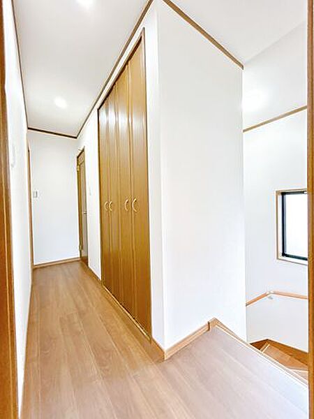 【内外装リフォーム済み】2階廊下の様子です。2階3部屋、トイレもあるので使い勝手が良い間取りです。