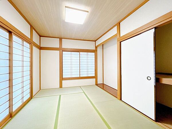 【内外装リフォーム済み】和室の様子を撮影いたしました。畳の表替え、障子張替え、クロス仕上げなどのリフォームを行います。