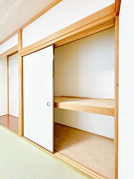 【内外装リフォーム済み】リビングの別角度の様子です。カウンターは撤去いたします。テレビなどを鑑賞しながら団欒するスペースが確保できます。