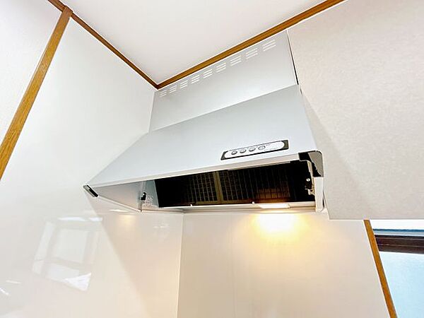 【内外装リフォーム済み】キッチンの換気扇は新品交換いたします。油汚れなどが気になる換気扇が新品なのはうれしいポイント。