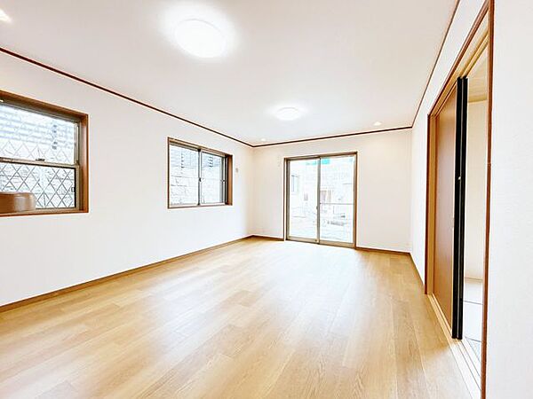 【内外装リフォーム済】リビング別角度です。南向きですので日当たりのいいリビングです。窓が複数あるので、風通しのよい空間が広がります。
