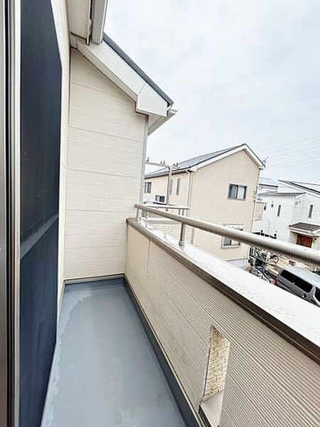 【内外装リフォーム済】バルコニーの様子です。バルコニーはクリーニングを行います。きれいなバルコニーで気持ちよくお洗濯ができます。