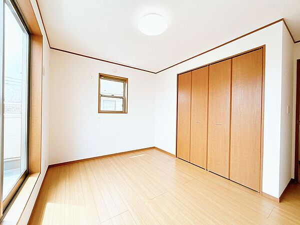 【内外装リフォーム済】2階洋室です。照明交換、クロス張替えを致しました。収納がたっぷりあるお部屋で、部屋が散らかる心配もなくスッキリ片付けが出来そうです。