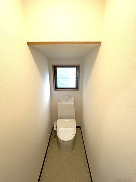 【内外装リフォーム済】トイレは温水洗浄機能付きに新品交換します。キズや汚れが付きにくい加工が施してあるのでお手入れが簡単です。直接肌に触れるトイレは新品が嬉しいですよね。
