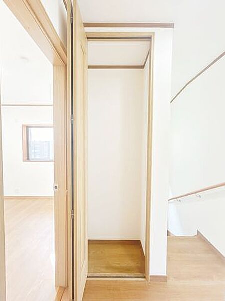 【内外装リフォーム済】2階廊下収納の様子です。大きなお荷物も収納しやすい大きさです。アウトドアグッズや日用品入れにも使い勝手がよさそうです。
