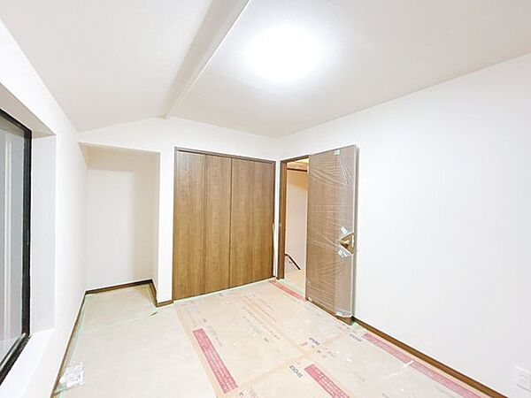 【内外装リフォーム中9/25更新】2階旧和室の様子を撮影しました。間取り変更工事を行い、洋室に変更いたします。床フローリング重ね張り、クロス張替え、照明交換を致します。クローゼット収納も新設いたしま…