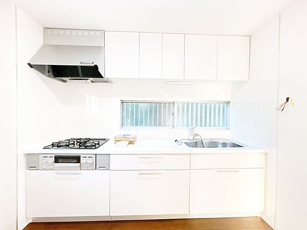 【同仕様写真】キッチンは新品に交換します。引出には一升瓶や寸胴鍋など背の高いものも収納できます。天板は熱や傷にも強い人工大理石仕様なので、毎日のお手入れが簡単です。