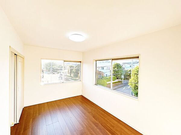 【内外装リフォーム済】2階洋室の様子を撮影いたしました。フローリング重ね貼り、建具交換、クロス張替え、照明交換を致します。収納もしっかり確保されているのでお子様の部屋にいかがでしょうか。