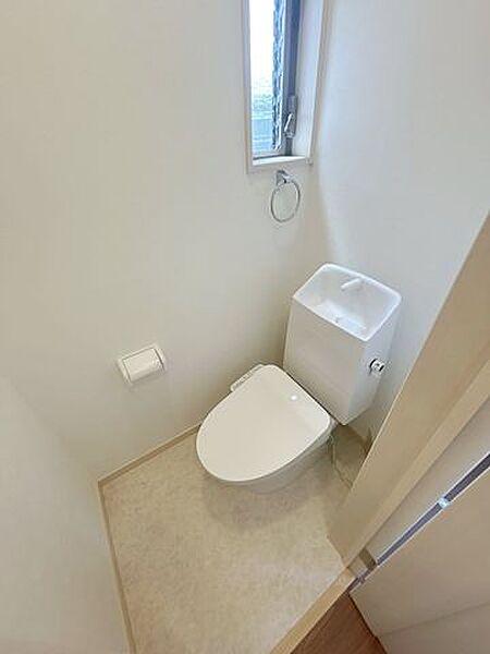 【内外装リフォーム済】トイレは温水洗浄機能付きに新品交換します。キズや汚れが付きにくい加工が施してあるのでお手入れが簡単です。直接肌に触れるトイレは新品が嬉しいですよね。