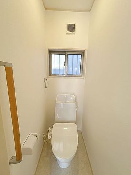 【内外装リフォーム済】トイレは温水洗浄機能付きに新品交換します。キズや汚れが付きにくい加工が施してあるのでお手入れが簡単です。直接肌に触れるトイレは新品が嬉しいですよね。