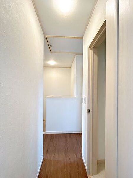 【内外装リフォーム済】2階廊下の様子です。フロアタイル重ね張り、クロス張替え、照明交換をいたします。暗い印象になりがちな廊下ですが、明るい印象に変わります。