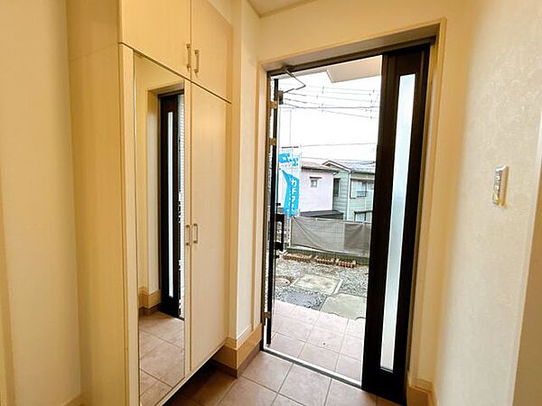 【内外装リフォーム済】玄関内部の様子です。鏡がついているのでお出かけ前に身だしなみを確認することができます。