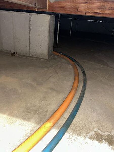 【床下】中古住宅の3大リスクである、雨漏り、主要構造部分の欠陥や腐食、給排水管の漏水や故障を2年間保証します。その前提で床下まで確認の上でリフォームし、シロアリの被害調査と防除工事もおこないます。