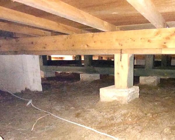 【床下】中古住宅の3大リスクである、雨漏り、主要構造部分の欠陥や腐食、給排水管の漏水や故障を2年間保証します。その前提で床下まで確認の上でリフォームし、シロアリの被害調査と防除工事もおこないます。