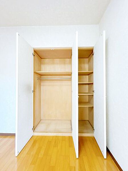 【内装リフォーム済】収納の様子です。大きなお荷物も収納しやすい大きさです。アウトドアグッズや日用品入れにも使い勝手がよさそうです。
