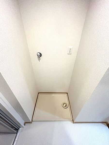 【内装リフォーム済】洗面所　洗濯置場の写真です。水栓は新品に交換し、防水パンはクリーニングいたしました。