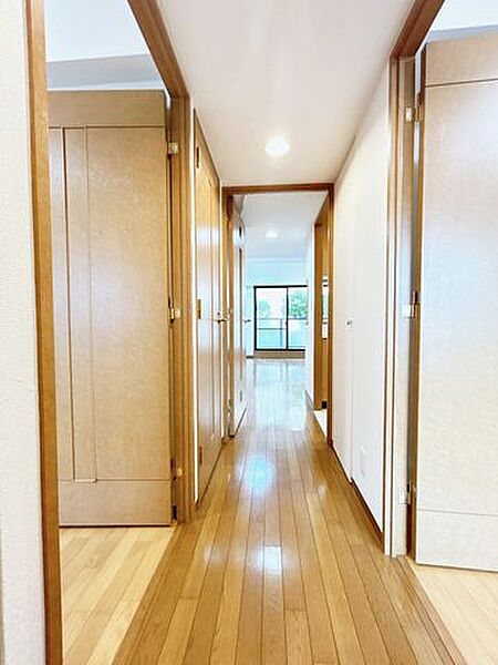 【内装リフォーム済】廊下の写真です。玄関から入った際に真っ先に目に入る箇所ですが、クロスの張替えや照明の交換を致しますので、明るい印象で帰宅することが出来ます。