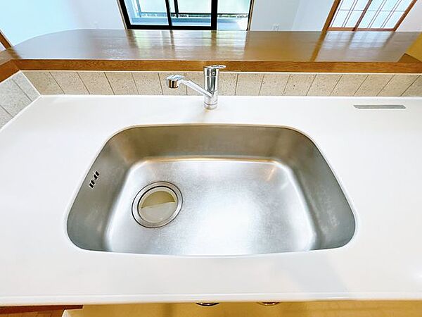 【内装リフォーム済】キッチン水栓の写真です。水栓はクリーニングしました。