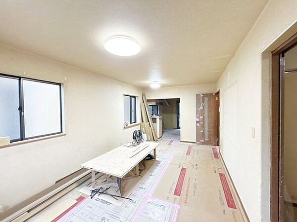 【内外装リフォーム中8/22更新】リビングの様子です。フローリング重ね張り、照明交換、クロスの張替えを致します。新しいリビングで家族団らんの時間を過ごしてみてはいかがですか。