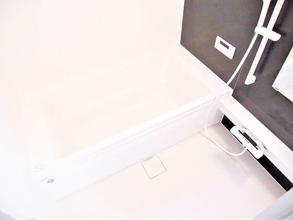 【同仕様写真】浴室はハウステック製の新品のユニットバスに交換します。浴槽には滑り止めの凹凸があり、床は濡れた状態でも滑りにくい加工がされている安心設計です。