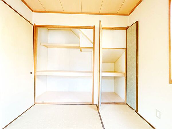 【内外装リフォーム中8/22更新】1階和室の収納の様子です。大きなお荷物も収納しやすい大きさです。アウトドアグッズや日用品入れにも使い勝手がよさそうです。