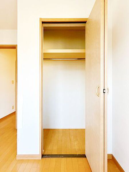 【内外装リフォーム中8/22更新】2階洋室の収納の様子です。衣服や季節の冷暖房器具などを収納できます。