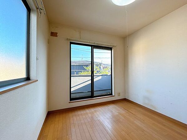 【内外装リフォーム中8/22更新】2階洋室の様子を撮影いたしました。床フロアタイル重ね張り、クロス張替え、照明交換を致します。窓が2つあり、日当たりがいい部屋です。