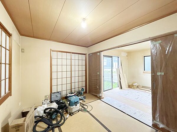 【内外装リフォーム中8/22更新】1階和室の様子です。照明交換、クロスの張替えを致します。2つの窓から日が差すので、ゆったりした時間を過ごせます。