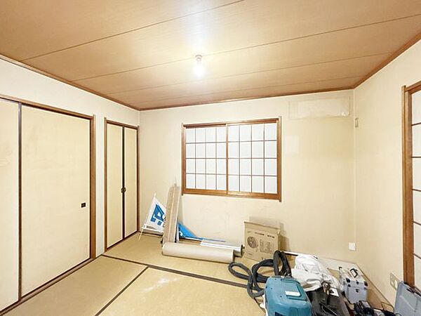 【内外装リフォーム中8/22更新】1階和室の様子です。照明交換、クロスの張替えを致します。