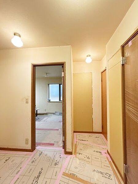 【内外装リフォーム中8/22更新】1階廊下の様子です。。フローリング重ね貼り、クロス張替え、照明交換をいたします。暗い印象になりがちな廊下ですが、明るい印象に変わります。
