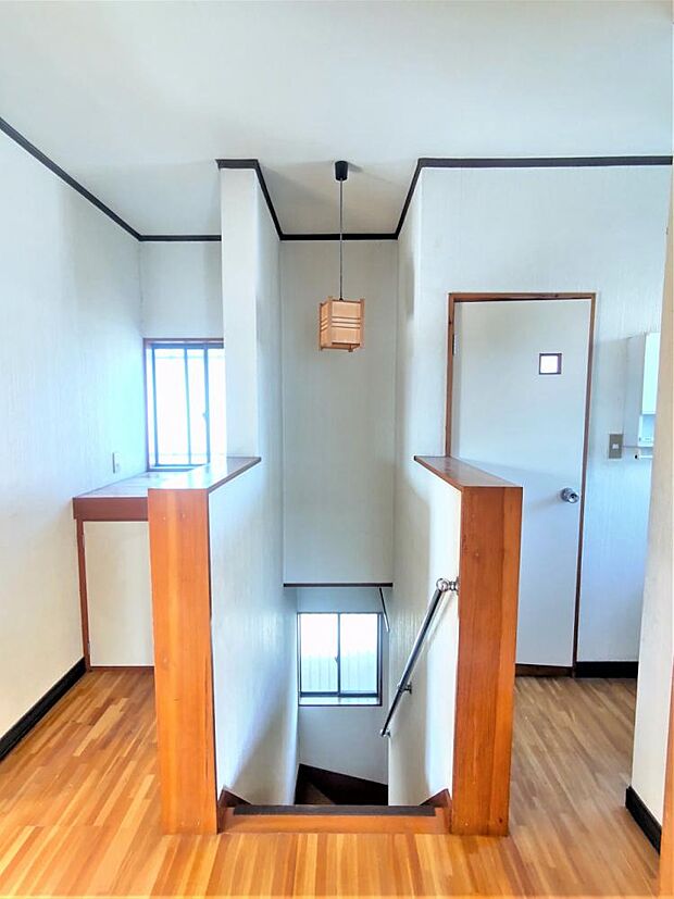 【リフォーム中　5/13更新】二階廊下の様子です。二階は洋室2部屋とトイレがございます。二階にトイレがあるのはうれしいポイントですね。