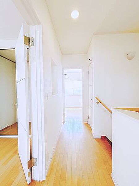 【内外装リフォーム中8/1更新】2階廊下の様子です。2階3部屋、トイレもあるので使い勝手が良い間取りです。