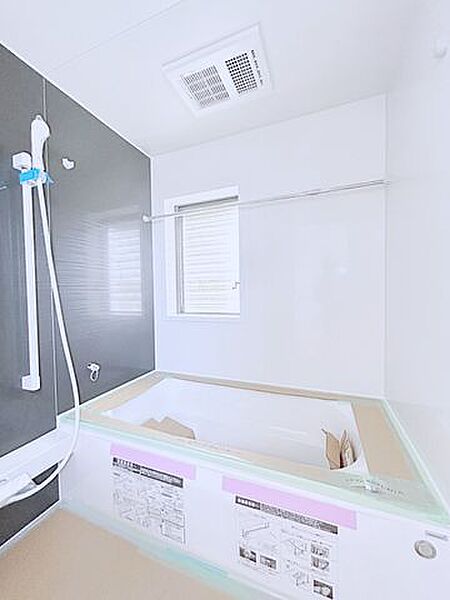 【内外装リフォーム中8/1更新】浴室はハウステック製の新品のユニットバスに交換します。浴槽には滑り止めの凹凸があり、床は濡れた状態でも滑りにくい加工がされている安心設計です。