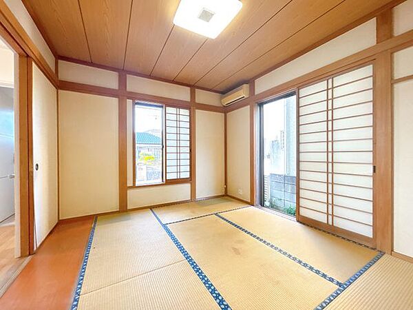 【内外装リフォーム中8/1更新】和室の様子を撮影いたしました。畳の表替え、障子張替え、クロス仕上げなどのリフォームを行います。襖を開けばリビングのため、開放的な印象です。