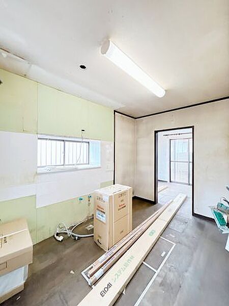 【内外装リフォーム中8/1更新】キッチンの様子です。キッチンはL型タイプのキッチンを交換いたします。人工大理石のため、お手入れも楽々です。