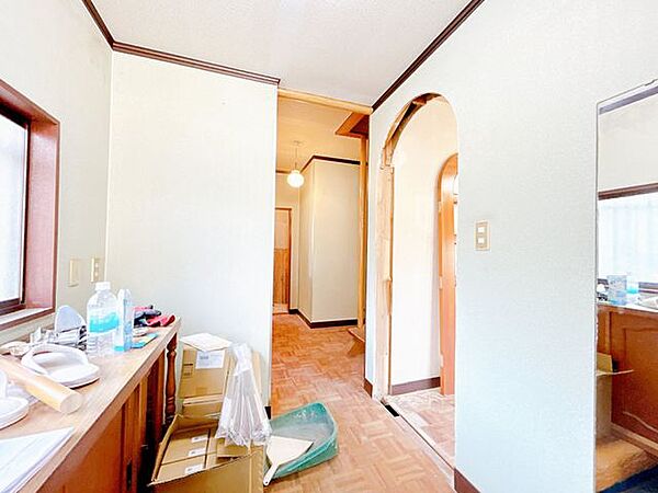 【内外装リフォーム中8/1更新】玄関ホールの様子です。タイルクリーニング、クロス張替え、照明交換、シューズボックス新設をいたします。明るい印象で帰宅することが出来ます。