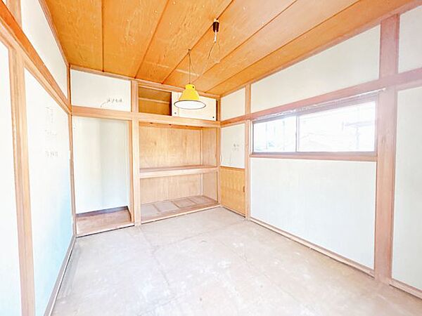 【内外装リフォーム中8/1更新】2階和室は洋室に変更いたします。床フローリングに変更、クロス仕上げなどのリフォームを行います。