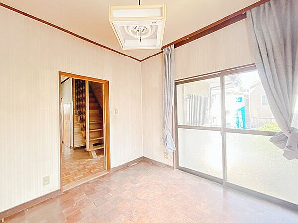 【内外装リフォーム中8/1更新】1階洋室の様子です。床フローリング重ね張り、クロス張替え、建具交換、照明交換を致します。1階の独立した居室は来客用のお部屋としても便利です。